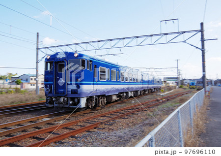 JR荒島駅を通過する観光列車あめつち 97696110