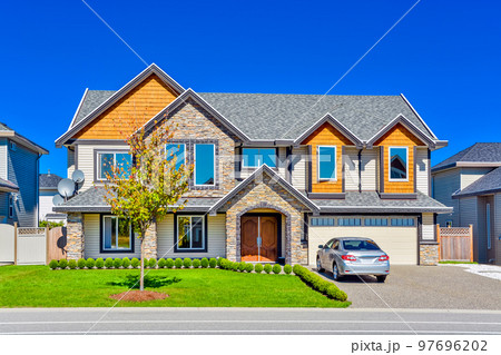 A perfect neigborhood. Luxury residential house with wide garage door 97696202