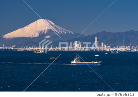《神奈川県》東京湾から眺める富士山と横浜の街並み 97696313