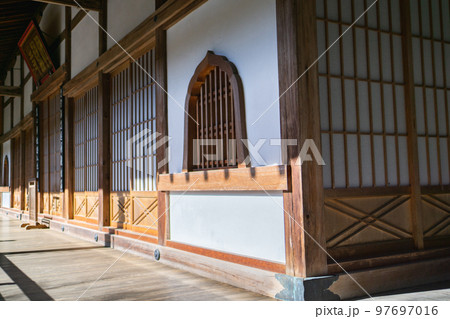 平安時代の女流歌人伊勢ゆかりの古刹の伊勢寺の本堂 97697016