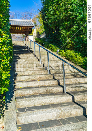 平安時代の女流歌人伊勢ゆかりの古刹の伊勢寺の山門 平安時代の女流歌人伊勢ゆかりの古刹の伊勢寺の山門 97697034