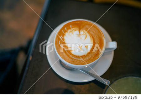ラテアートが書かれたカフェラテ ラテアートが書かれたカフェラテ 97697139