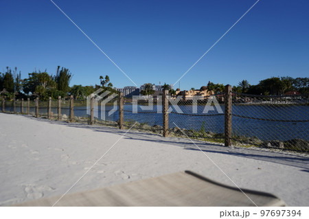 水辺のリゾート 砂浜とチェア 水辺のリゾート 砂浜とチェア 97697394