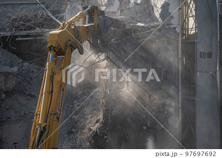 ビルの解体 鉄筋を切断する大割機 ビルの解体 鉄筋を切断する大割機 97697692