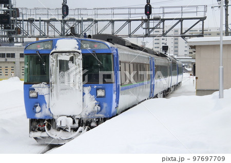 北見駅を発車する特急大雪（キハ183系：旭川⇔網走） 97697709