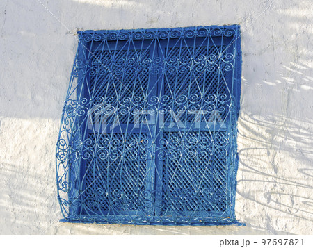 チュニジアンブルーの窓装飾 97697821