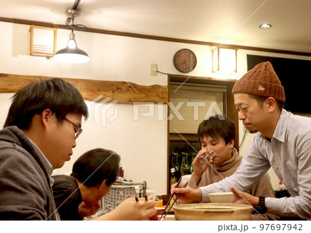 飲み会で食事をとる人たち 飲み会で食事をとる人たち 97697942
