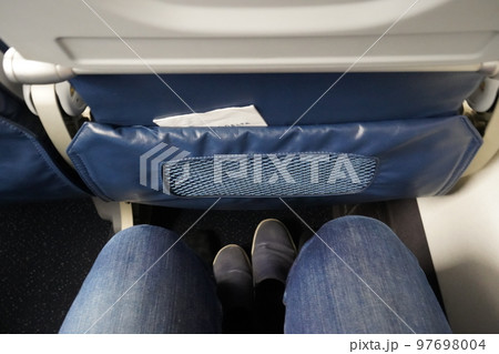 飛行機　機内の着座の様子 97698004