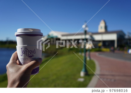 リゾート地 散歩道でコーヒータイム リゾート地 散歩道でコーヒータイム 97698016