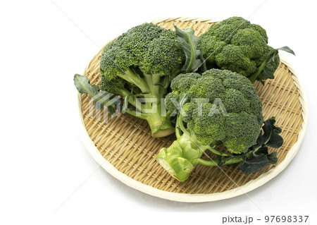 白バックで盆ざるに置いたブロッコリー 97698337