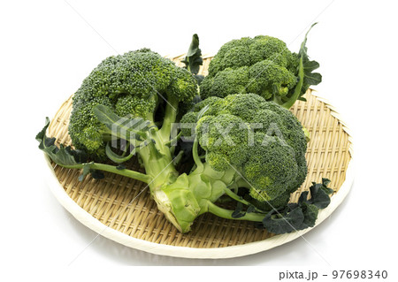 白バックで盆ざるに置いたブロッコリー 97698340
