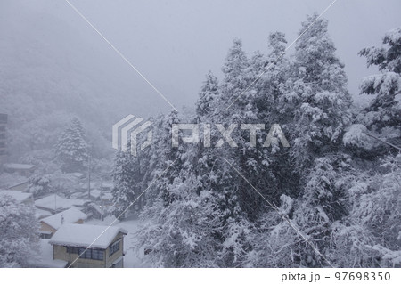 風景写真・福島県・東山温泉・市街地・豪雪 風景写真・福島県・東山温泉・市街地・豪雪 97698350