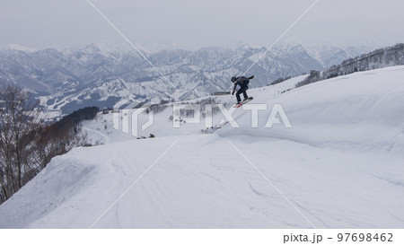 新潟県南魚沼郡湯沢町のGALA（ガーラ）湯沢スキー場の南エリアのスノーボーダーのジャンプ 97698462