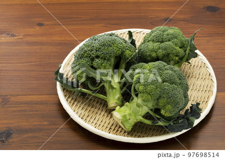盆ざるに置いたブロッコリー 97698514