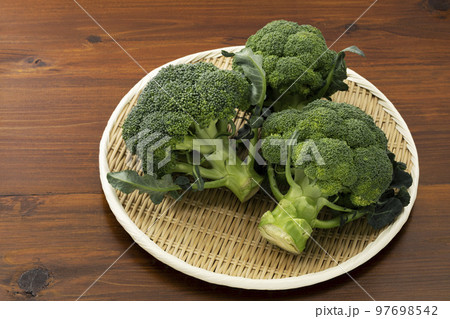 盆ざるに置いたブロッコリー 97698542