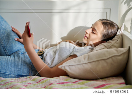 Online consultation of female student by social worker, psychologist Online consultation of female student by social worker, psychologist 97698561