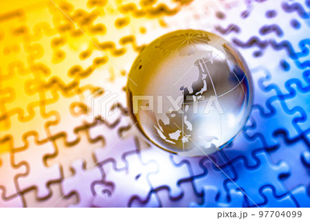 バラバラなジグソーパズルの上の地球儀　成功失敗イメージ明暗 97704099