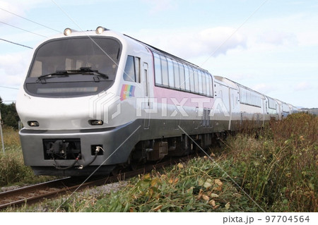 JR北海道キハ183系5200番台ノースレインボーエクスプレス桃色 97704564