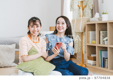 roommate roommate 97704838