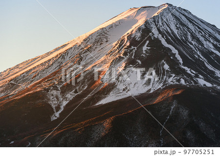 冬の早朝・朝日を浴びる富士山（紅富士）クローズアップ 97705251