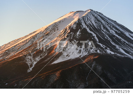 冬の早朝・朝日を浴びる富士山（紅富士）クローズアップ 97705259