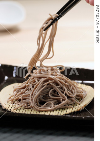 蕎麦の乾麺 年越しそば を箸でとる 蕎麦の乾麺 年越しそば を箸でとる 97705293