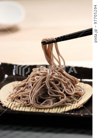 蕎麦の乾麺 年越しそば を箸でとる 蕎麦の乾麺 年越しそば を箸でとる 97705294