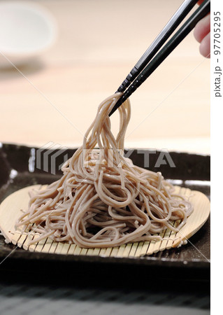 蕎麦の乾麺 年越しそば を箸でとる 蕎麦の乾麺 年越しそば を箸でとる 97705295