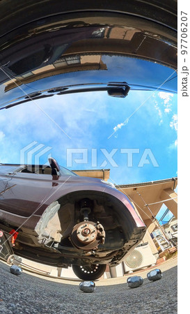 車のスタッドレスタイヤ交換 下から写す 車のスタッドレスタイヤ交換 下から写す 97706207