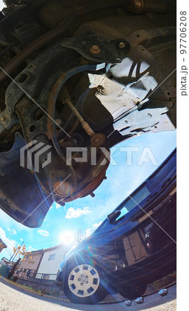 車のスタッドレスタイヤ交換　下から写す 97706208