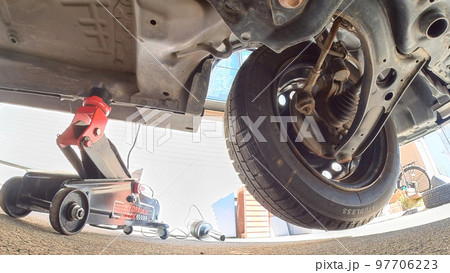 車のスタッドレスタイヤ交換　下から写す 97706223