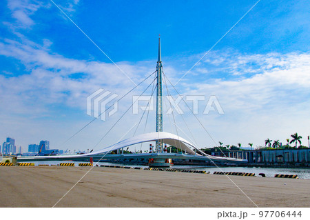 台湾　高雄の高雄港大港橋 97706444