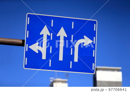 進行方向別通行区分の標識　イメージ 97706641