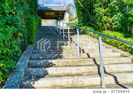 平安時代の女流歌人伊勢ゆかりの古刹の伊勢寺の山門 97706643