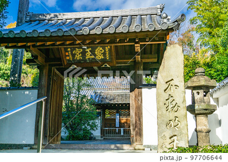 平安時代の女流歌人伊勢ゆかりの古刹の伊勢寺の山門 平安時代の女流歌人伊勢ゆかりの古刹の伊勢寺の山門 97706644