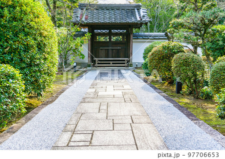 平安時代の女流歌人伊勢ゆかりの古刹の伊勢寺の中門 平安時代の女流歌人伊勢ゆかりの古刹の伊勢寺の中門 97706653