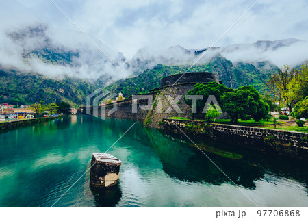 モンテネグロ　コトル　城壁とシュクルダ川 97706868