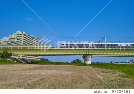 東京都狛江市の多摩川から小田急多摩川橋梁を見る 東京都狛江市の多摩川から小田急多摩川橋梁を見る 97707161