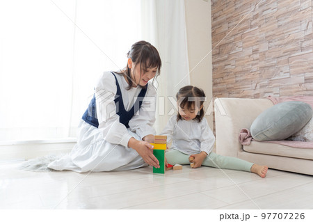 おもちゃで遊ぶ幼児 おもちゃで遊ぶ幼児 97707226