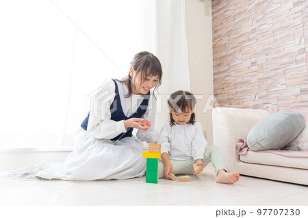 おもちゃで遊ぶ幼児 おもちゃで遊ぶ幼児 97707230