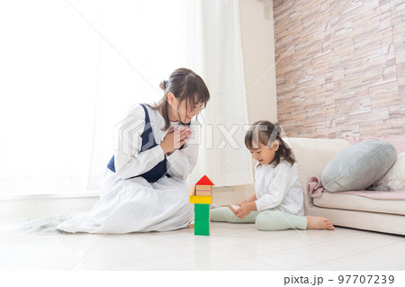 おもちゃで遊ぶ幼児 おもちゃで遊ぶ幼児 97707239