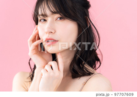 女性　ビューティー　美容　メイク　スキンケア 97707609