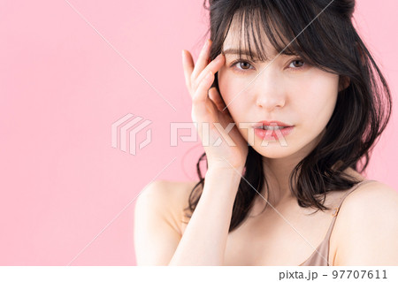 女性　ビューティー　美容　メイク　スキンケア 97707611