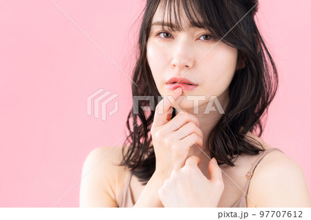 女性　ビューティー　美容　メイク　スキンケア 97707612