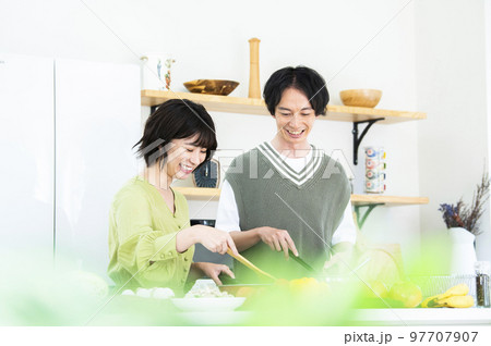 料理をする若い夫婦 料理をする若い夫婦 97707907