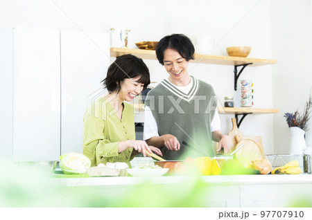 料理をする若い夫婦 97707910
