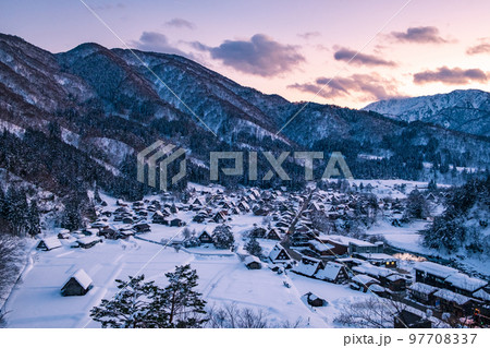 冬の白川郷(夕景) 冬の白川郷(夕景) 97708337