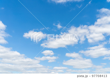 空、雲、積雲、あおぞら、大空、ソラ、そら、高積雲、コピースペース、自然風景素材、日光、合成用写真 97708413