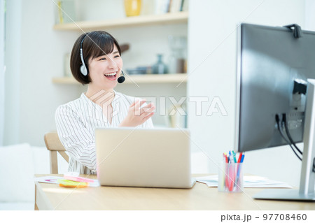 女性、ビジネス、OL、テレワーク、ビジネスウーマン、スマートフォン、通話中、ノートパソコン 女性、ビジネス、OL、テレワーク、ビジネスウーマン、スマートフォン、通話中、ノートパソコン 97708460