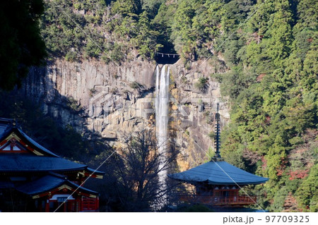 熊野那智大社と那智の滝（和歌山県・那智勝浦町） 97709325